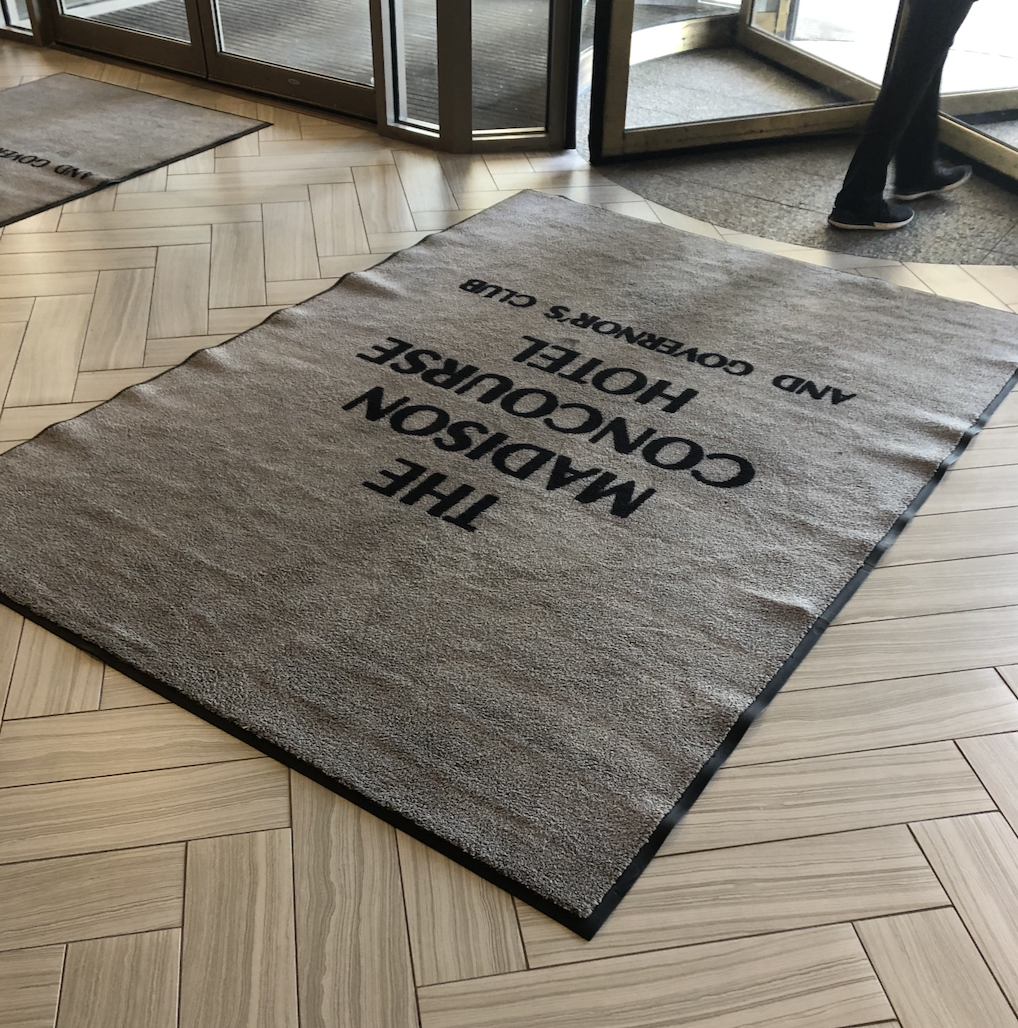 High-value logo mat with rippled edges